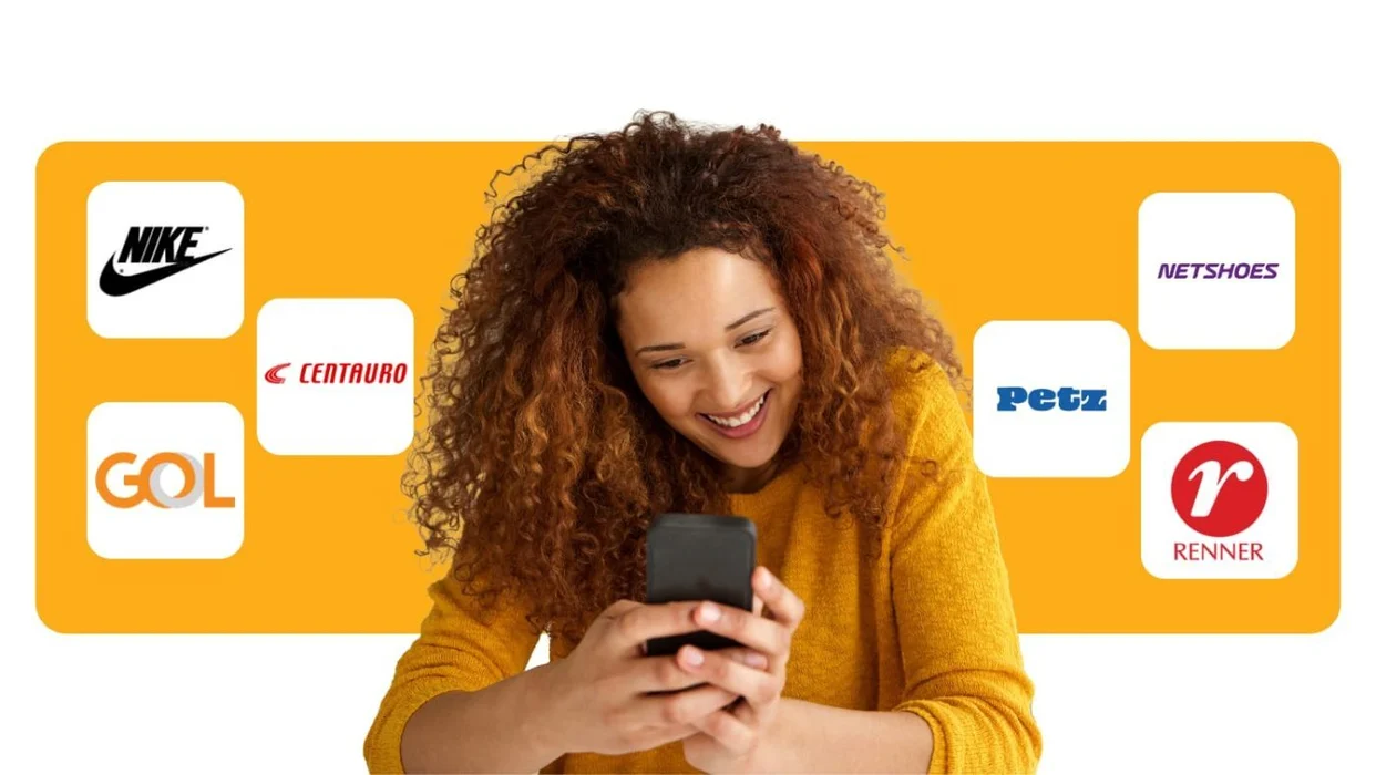 Mulher usando celular com marcas parceiras ao redor